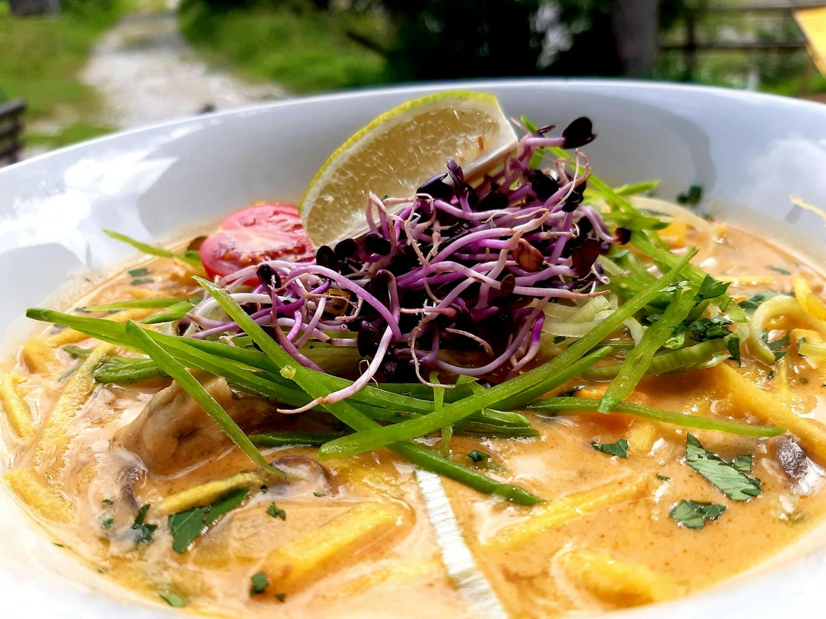 Neben traditioneller Küche gibt es auch asiatische Einflüsse, wie Thai-Curry mit Biodikel auf der Almtalerhütte.