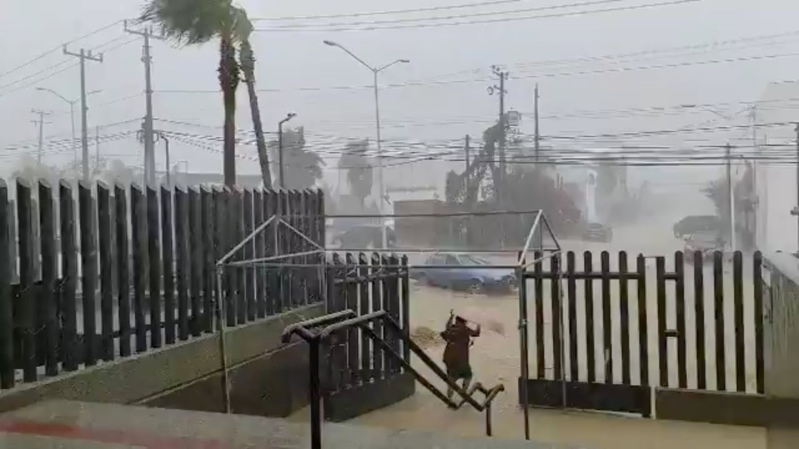 Meteorologen befürchten nun, die Stürme könnten sich im Golf von Mexiko zu einem Doppel-Hurrikan entwickeln.