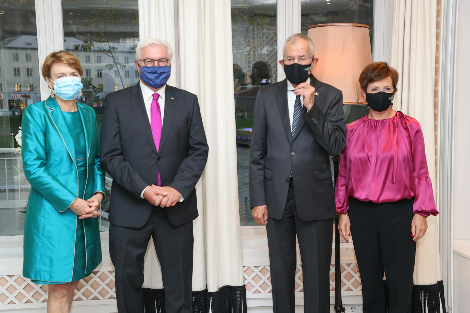 Brav in Maske: First Lady Elke Büdenbender und Frank-Walter Steinmeier und Alexander Van der Bellen mit Ehefrau Doris Schmidauer