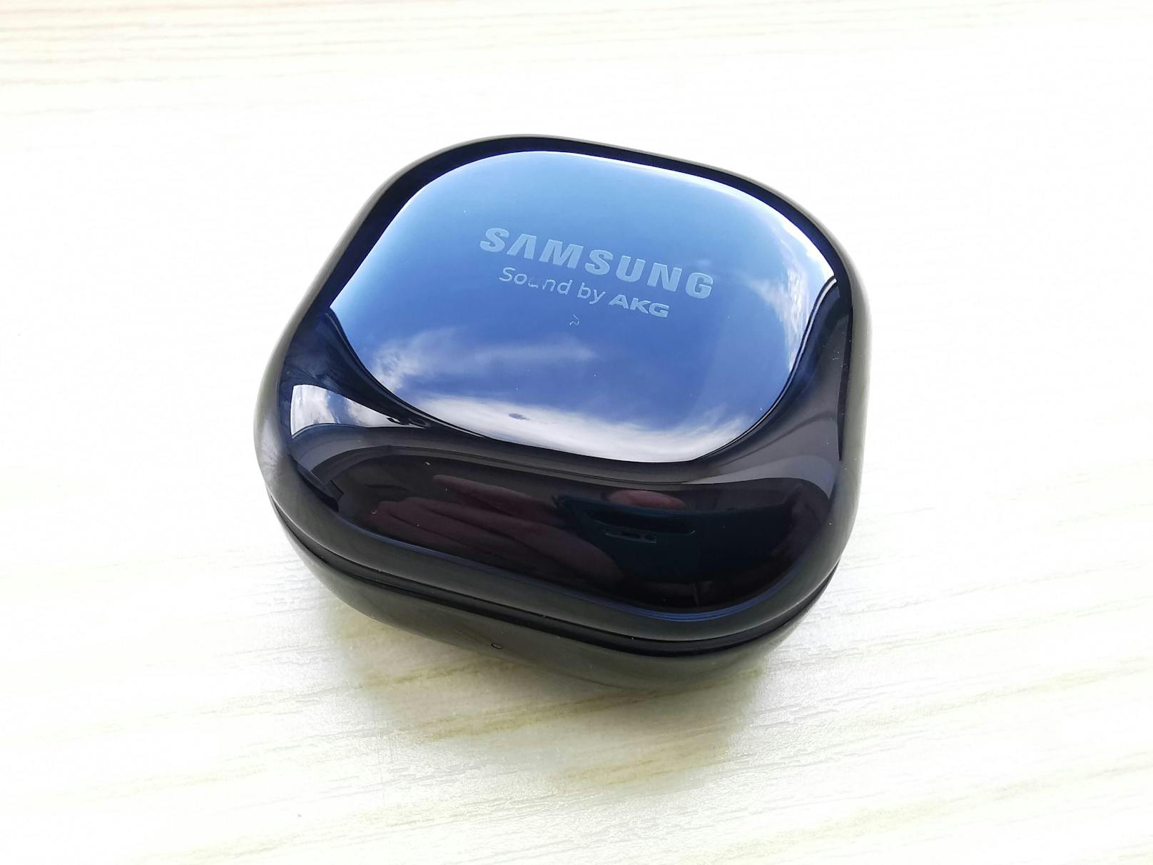 as Ladecase zeigt, dass sich Samsung für die Buds Live Unterstützung vom Audiospezialisten AKG geholt hat.