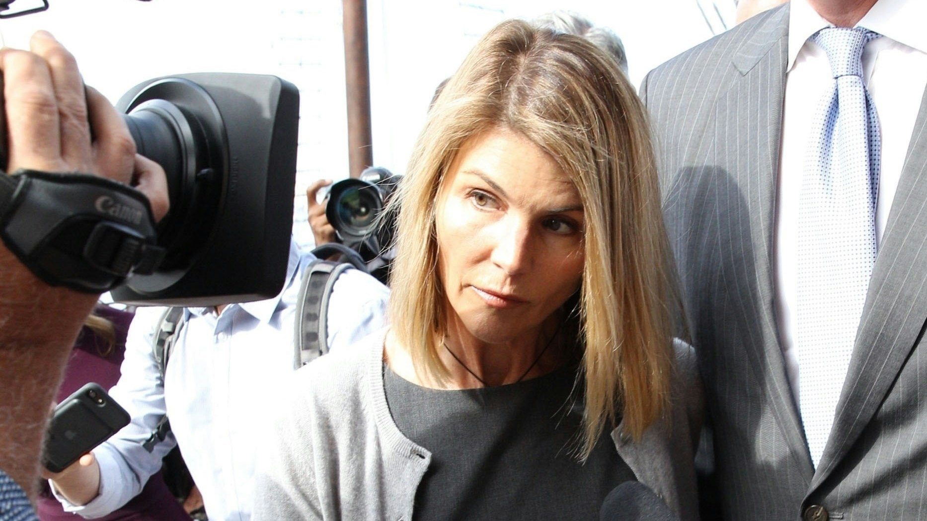 Nachdem sie versuchte, eine Universität zu bestechen, wurde <strong>Lori Loughlin</strong> zu zwei Monaten Haft, einer Geldstrafe und gemeinnütziger Arbeit verurteilt.