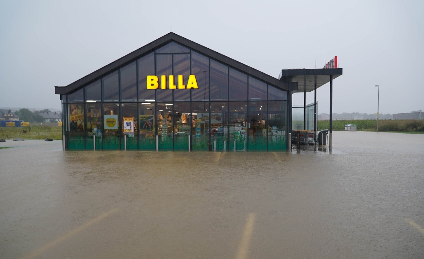 Supermarkt unter Wasser: Massive Überflutungen gab es auch im Bezirk Melk.