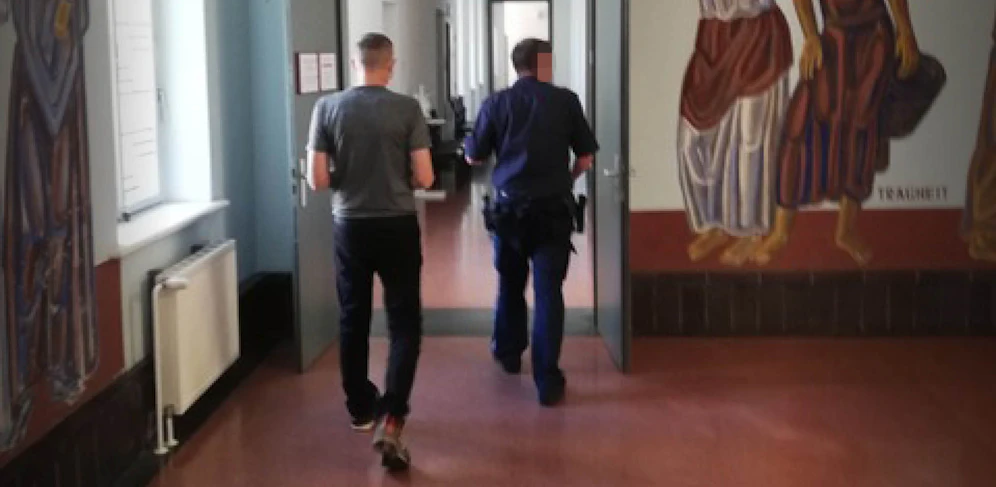 Angeklagter (l.) am Weg in den Gerichtssaal