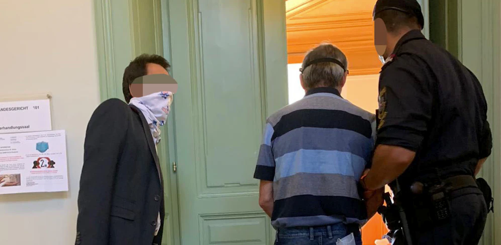 Angeklagter am Weg in den Gerichtssaal