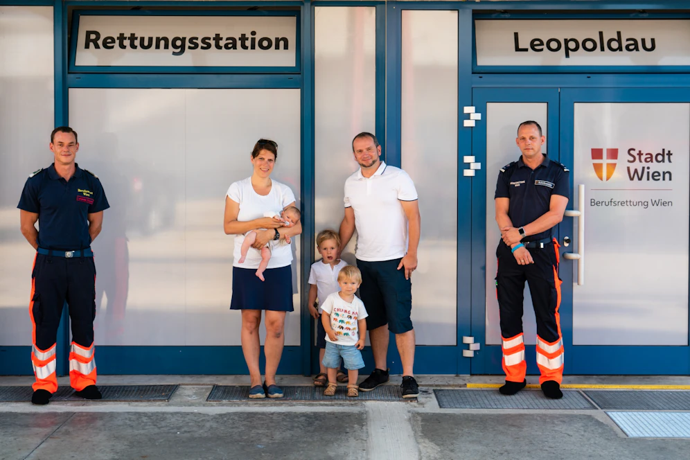 Disponent Giovanni und Notfallsanitäter Paul (re.) mit&nbsp;Marlies und ihren Eltern und Brüdern.