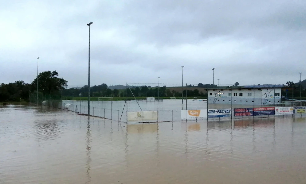 Überflutungen des Sportplatzes nach einem Unwetter in Mank am Abend des Samstag, 22. August 2020