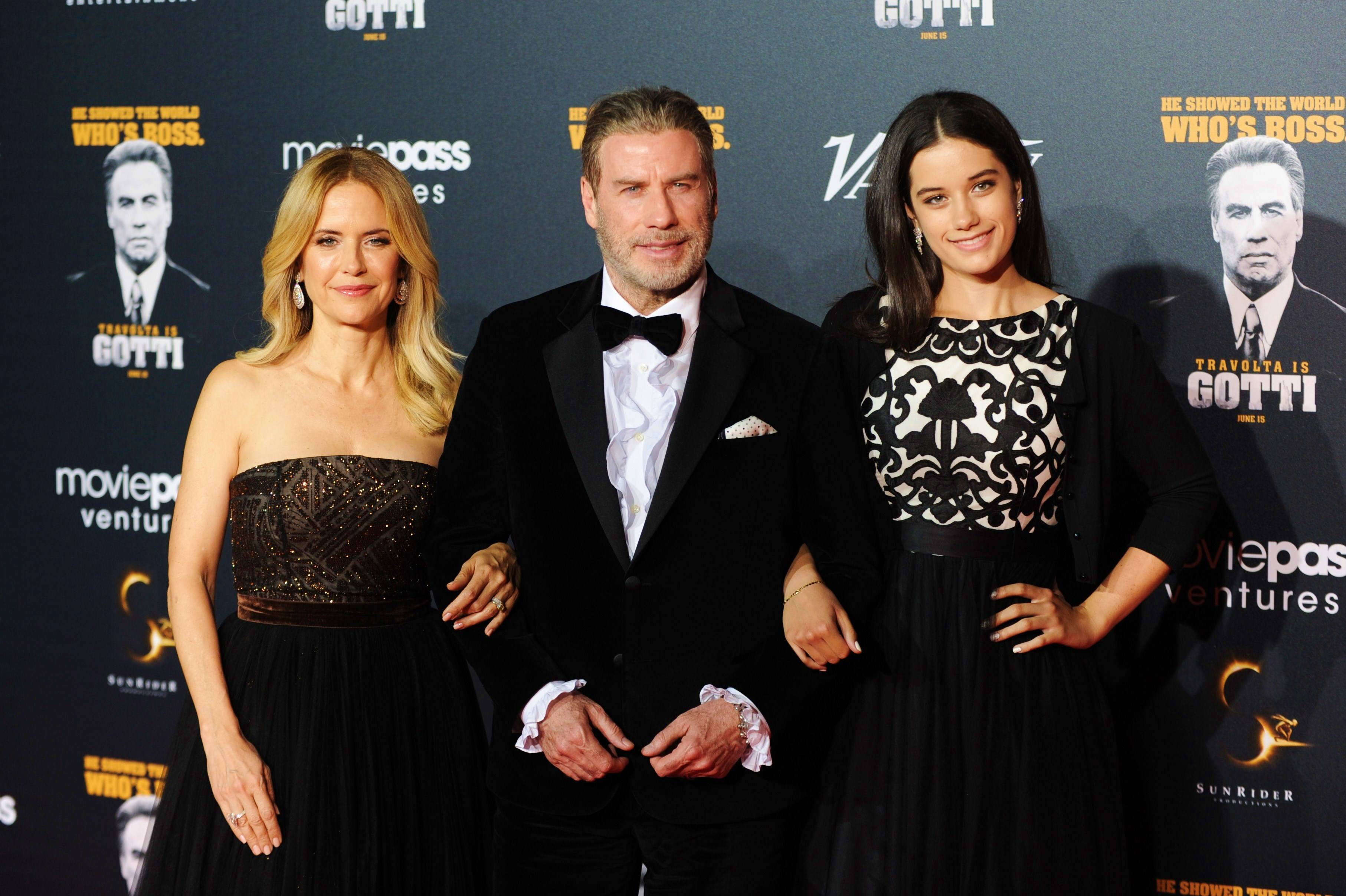 <strong>John Travolta</strong> (Mitte) 2018 mit seiner Ehefrau<strong> Kelly Preston</strong> (li.) und seiner Tochter <strong>Ella</strong>(re.). Auf Instagram gedenken Vater und Tochter in einem berührenden Clip der verstorbenen Schauspielerin.