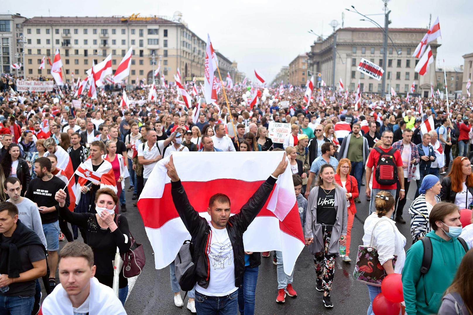 Viele der Demonstranten schwenkten die rot-weiße Fahne der Opposition und forderten in Sprechchören "Freiheit“. 