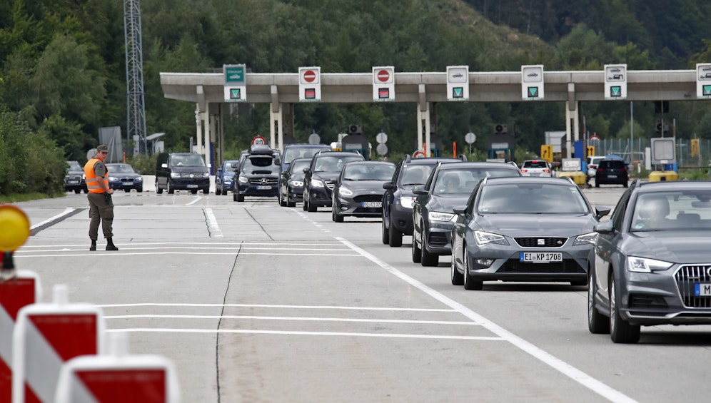 Die seit Samstag geltende Verordnung zu den Grenzkontrollen bei der Einreise nach Österreich hat in der Nacht auf Sonntag für lange Staus gesorgt.