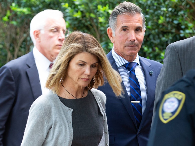 <strong>PLATZ 2 – MOSSIMO GIANNULLI </strong>Die Silbermedaille der "unbeliebtesten Stars" holt sich der Ehemann von Schauspielerin Lori Loughlin ab. Das Ehepaar wollte eine kalifornische Uni mit einer halben Million US-Dollar bestechen, damit ihre Töchter einen Studienplatz erhalten. Für beide gab es eine Gefängnisstrafe.<br>