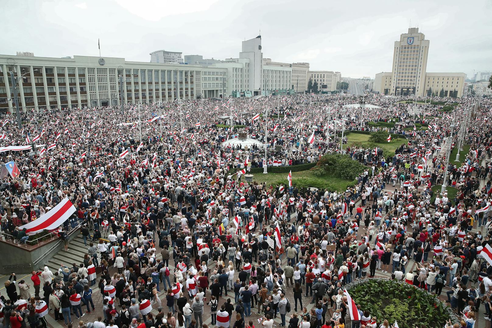 Im Vorfeld der neuen Demonstrationen hatten die Behörden alle Staatsbürger vor der Teilnahme an "illegalen Demonstrationen" gewarnt. 