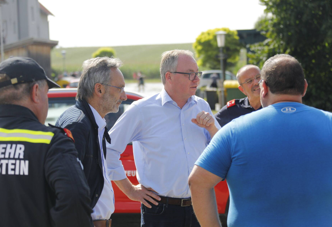 Landesvize Stephan Pernkopf machte sich selbst ein Bild von den Unwetter-Schäden.