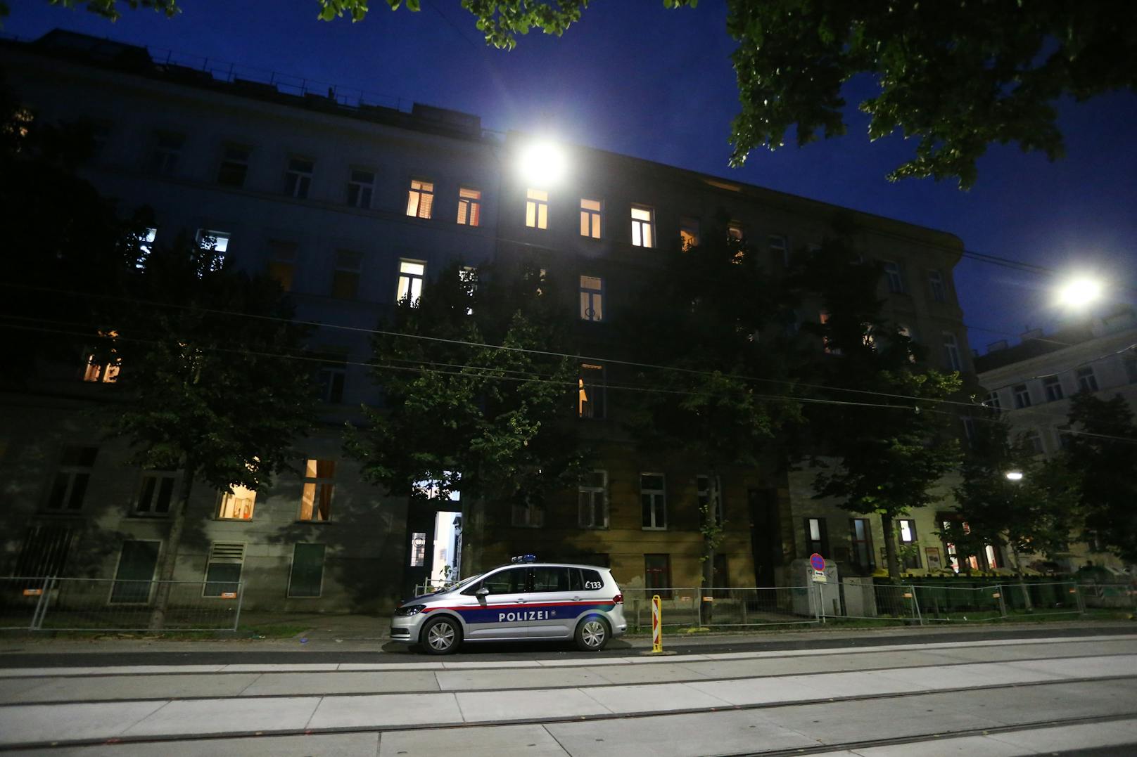 Die Polizei rückte gegen 17.40 Uhr zu einem Einsatz in die Hütteldorfer Straße in den 14. Bezirk aus.