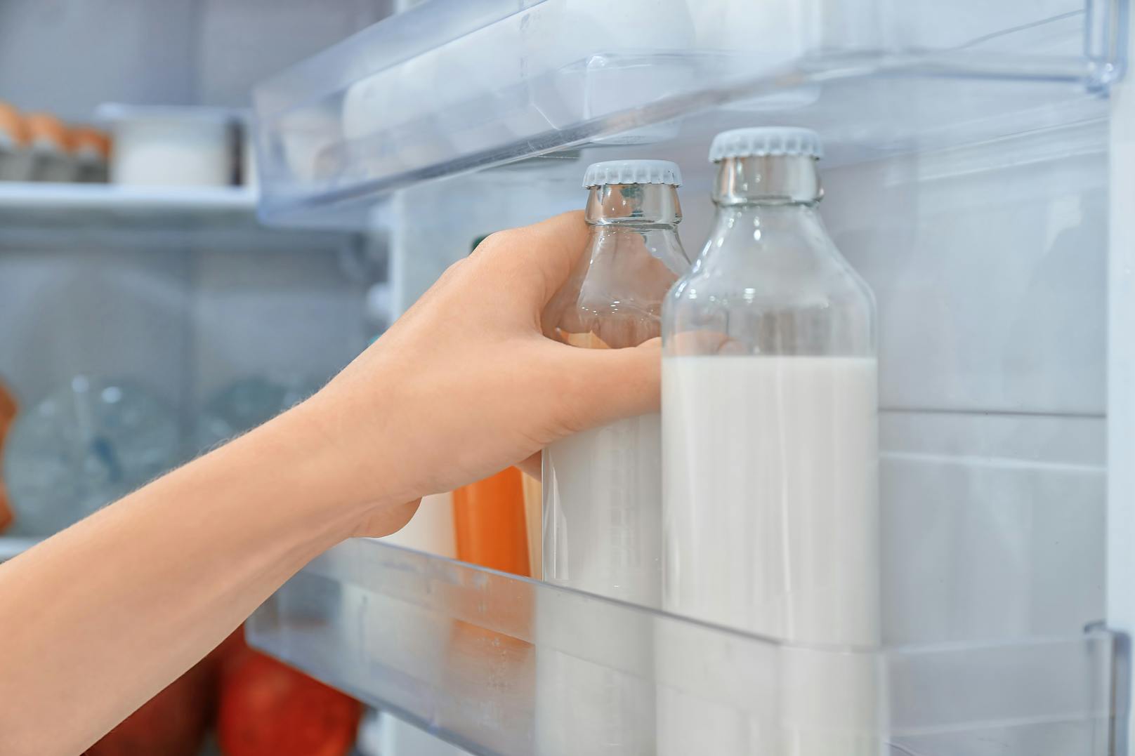 Milch wird für gewöhnlich in der Tür vom Kühlschrank gelagert. Es gäbe jedoch idealere Stellen für das Lebensmittel. 