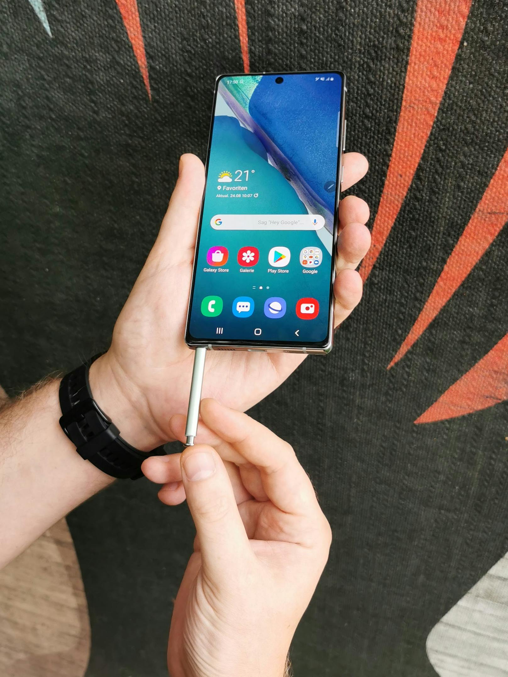 Wer auf eine schnellere S-Pen, einen flotteren Bildschirm und Superlativen bei Kamera und Technik verzichten kann, findet im Samsung Galaxy Note20 ein Ass statt einer Alternative zum Galaxy Note20 Ultra.