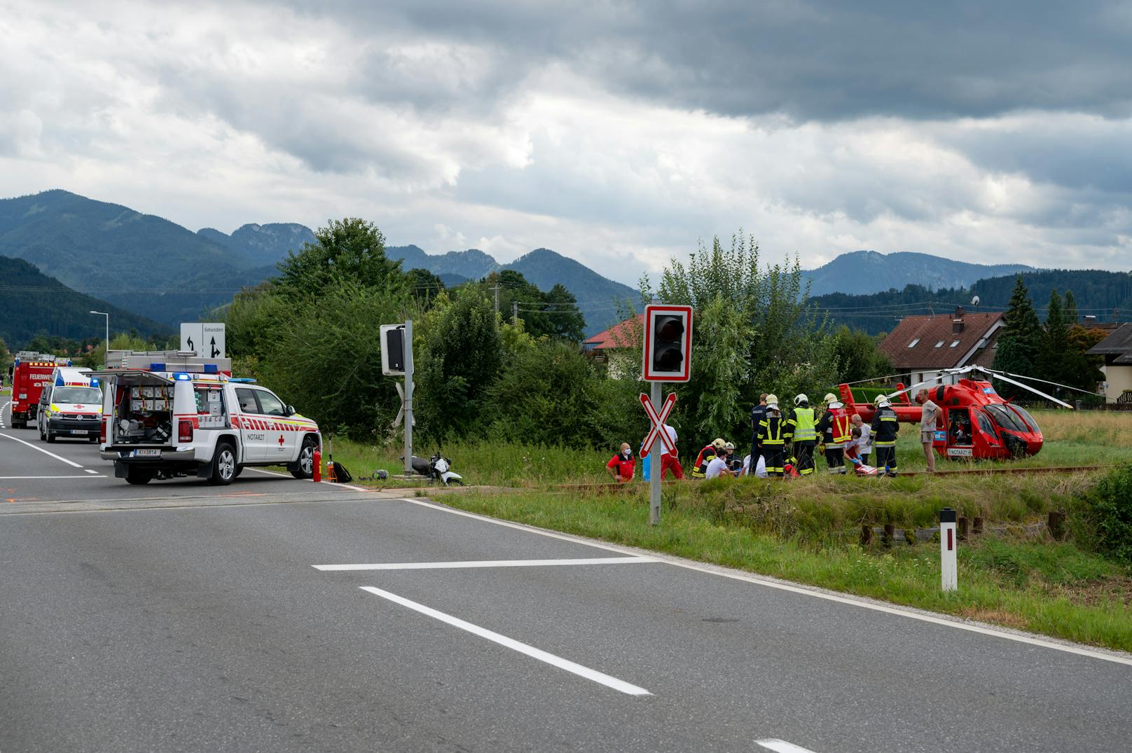 Ein Motorrad-Lenker wurde auf dem Bahnübergang von der Almtalbahn erfasst.