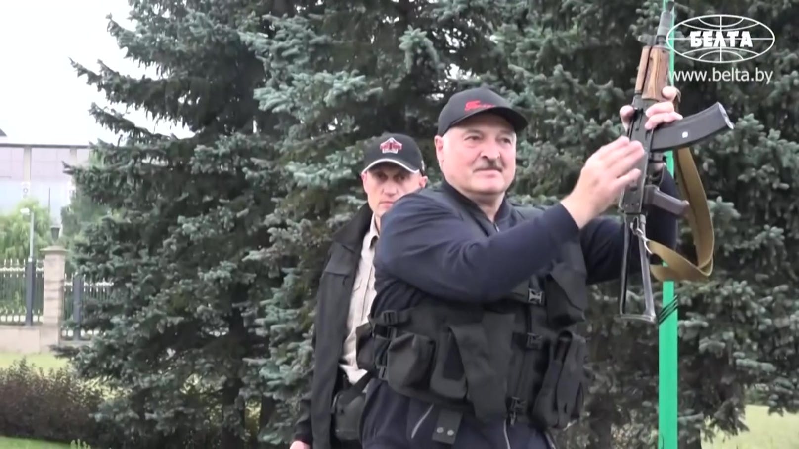 Lukaschenko steigt mit Kalaschnikow in Heli