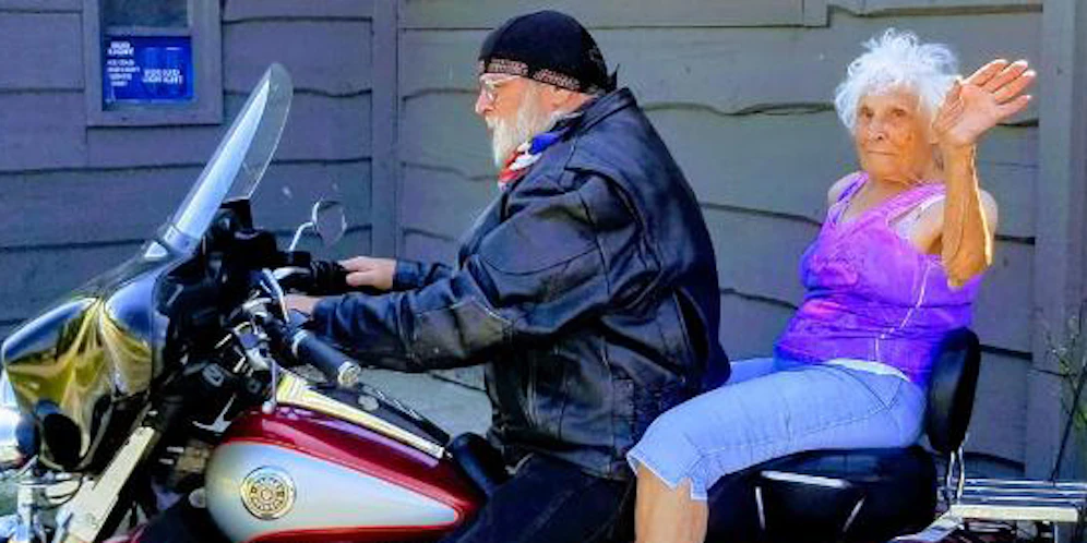 Mit dem Motorrad geht es für Dorothy Pollack ins Tätowierstudio
