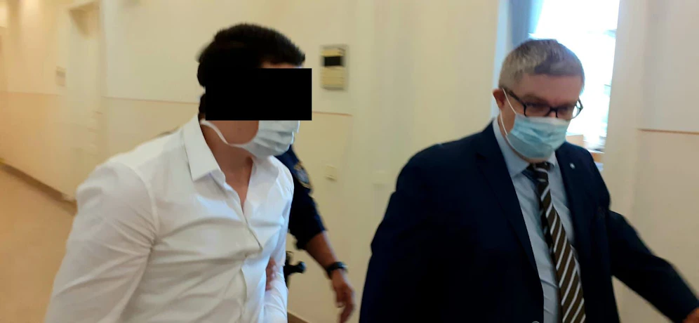 Angeklagter mit Anwalt vor Gericht