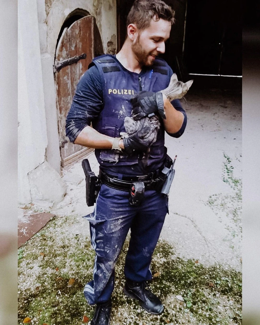 Polizist mit der geretteten Katze.