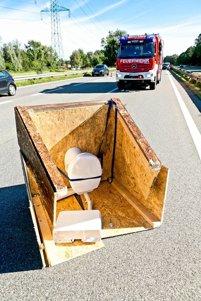 Ein Lenker verlor das Baustellenklo auf der Autobahn.