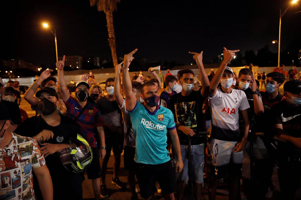 Fans rund um das Camp Nou forderten Präsident Josep Bartomeu zum Rücktritt auf. 