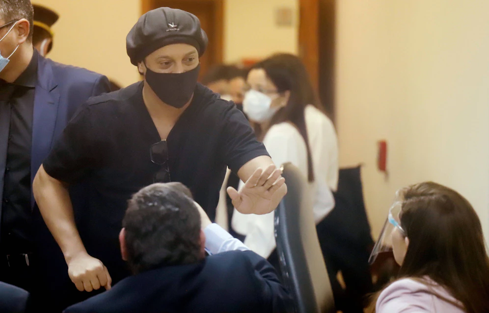 Ronaldinho strahlt unter der Maske. Er wurde freigelassen.