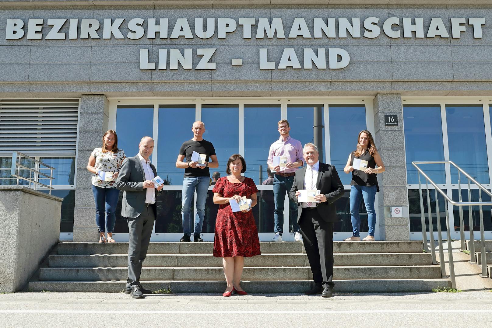 Thomas Schrenk (re./ Präsident Rettet das Kind OÖ) übergab das erste Gutscheinpaket an Sozial-Landesrätin Birgit Gerstorfer und Bezirkshauptmann Manfred Hageneder.