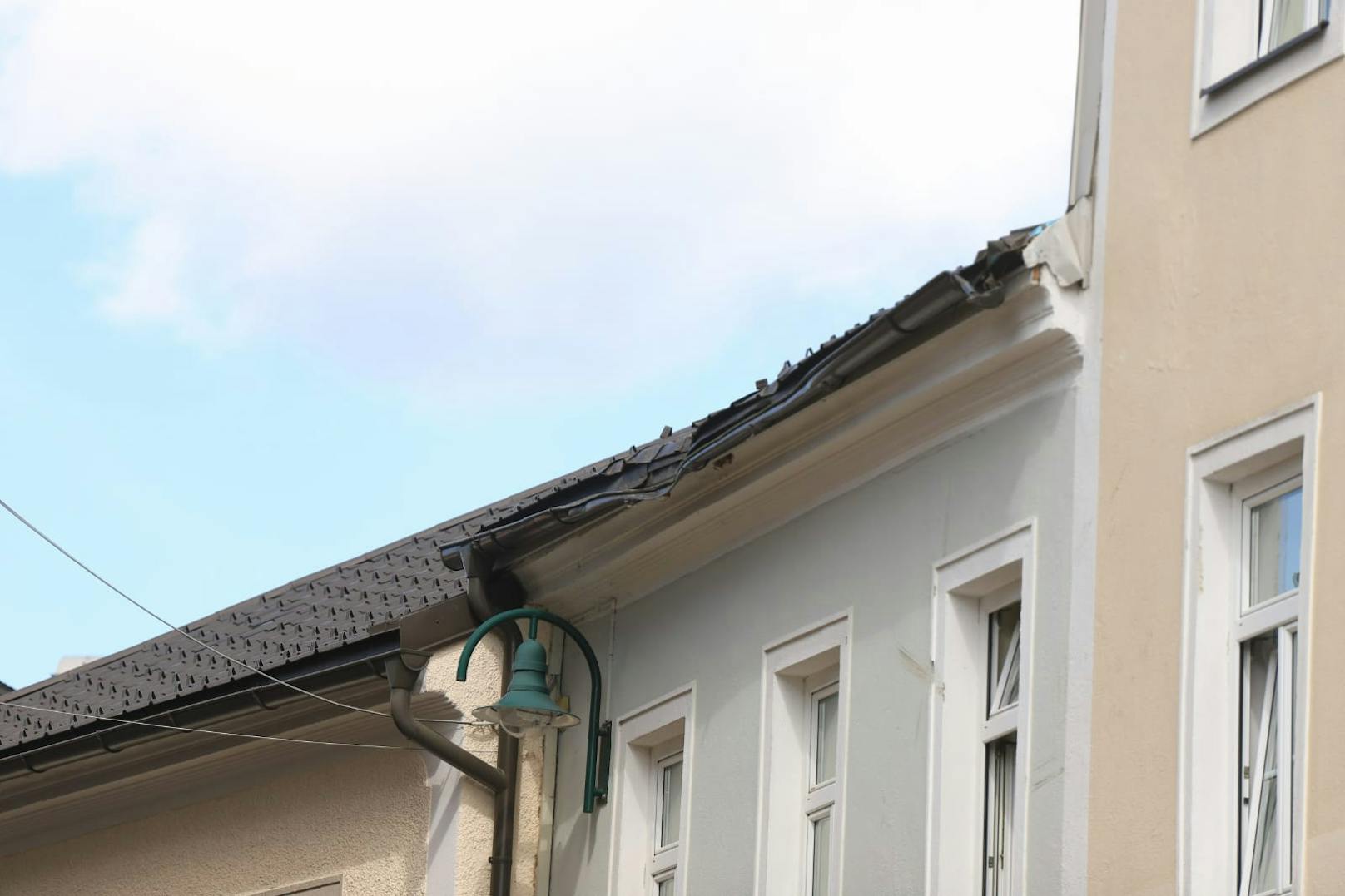 DIe Dachrinne und Teile des benachbarten Rathauses wurden beschädigt.