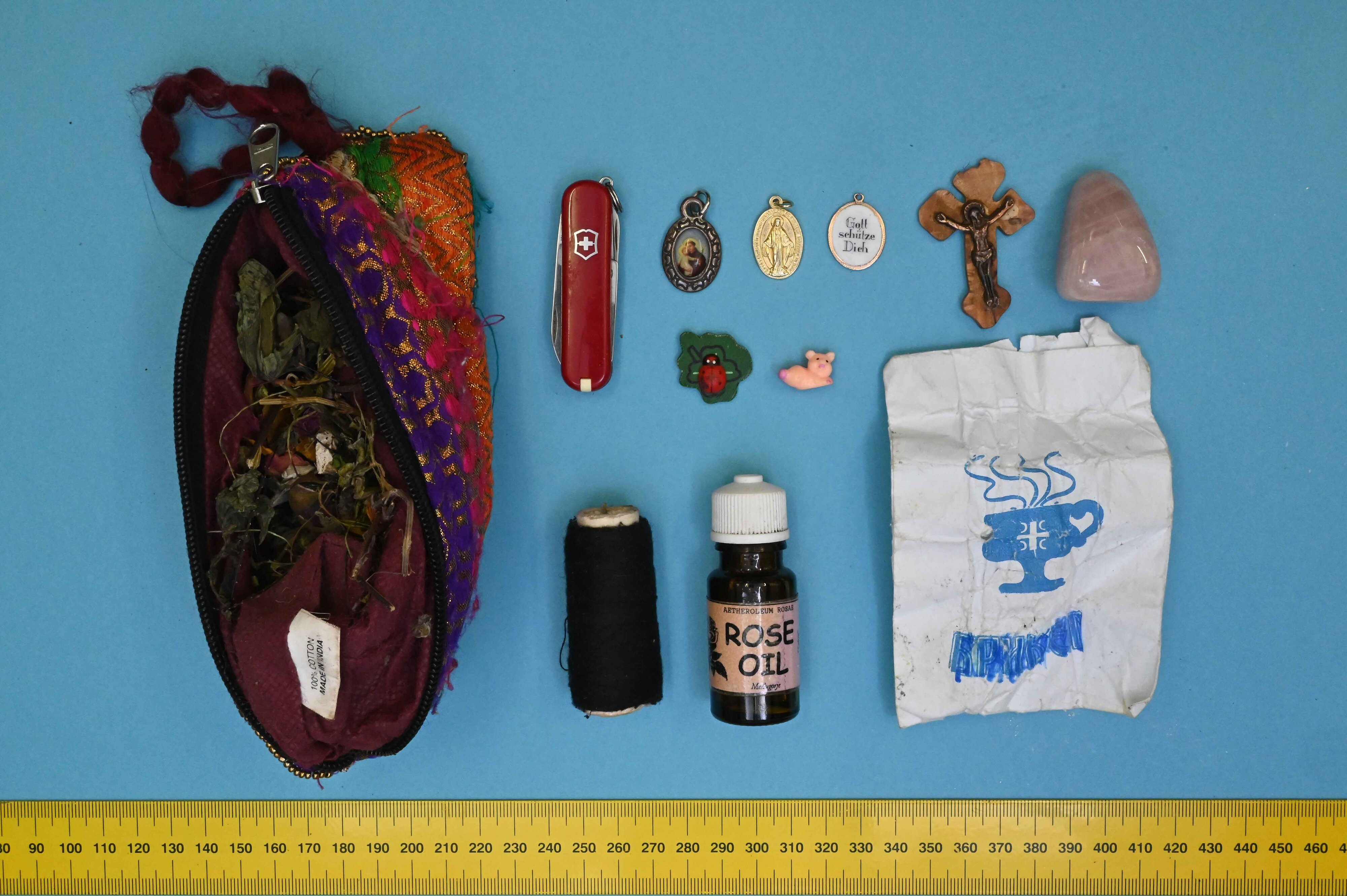 Die von der 50-Jährigen verwendeten auffälligen Gegenständen (Handtasche, kleiner mehrfarbiger schillernder Beutel mit schwarzem Bindfaden).