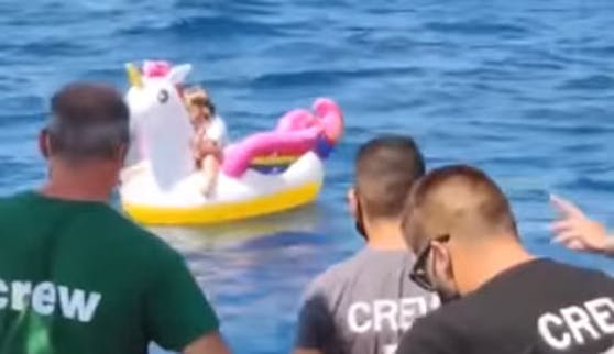 Das Mädchen wurde von der Strömung immer weiter abgetrieben.