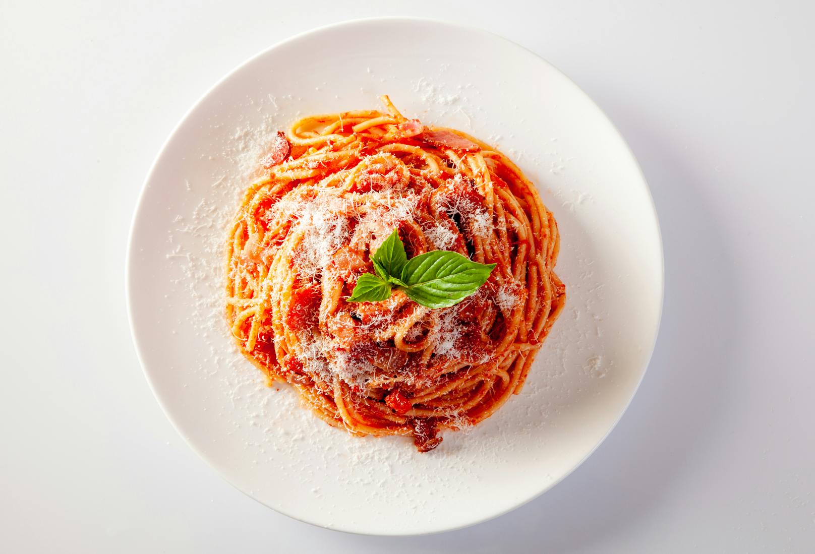 Der Gedanke an Spaghetti lässt dir das Wasser im Mund zusammenlaufen? Dann kannst du die Pastaspeise ab jetzt ohne schlechtes Gewissen essen. 