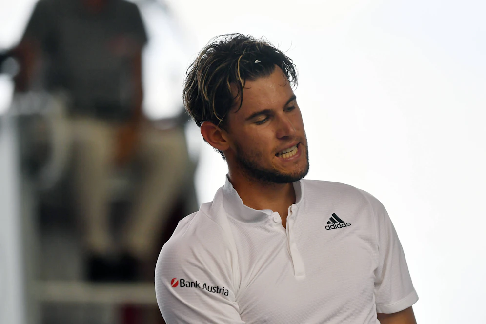 Dominic Thiem ist nach seiner klaren Niederlage ratlos.
