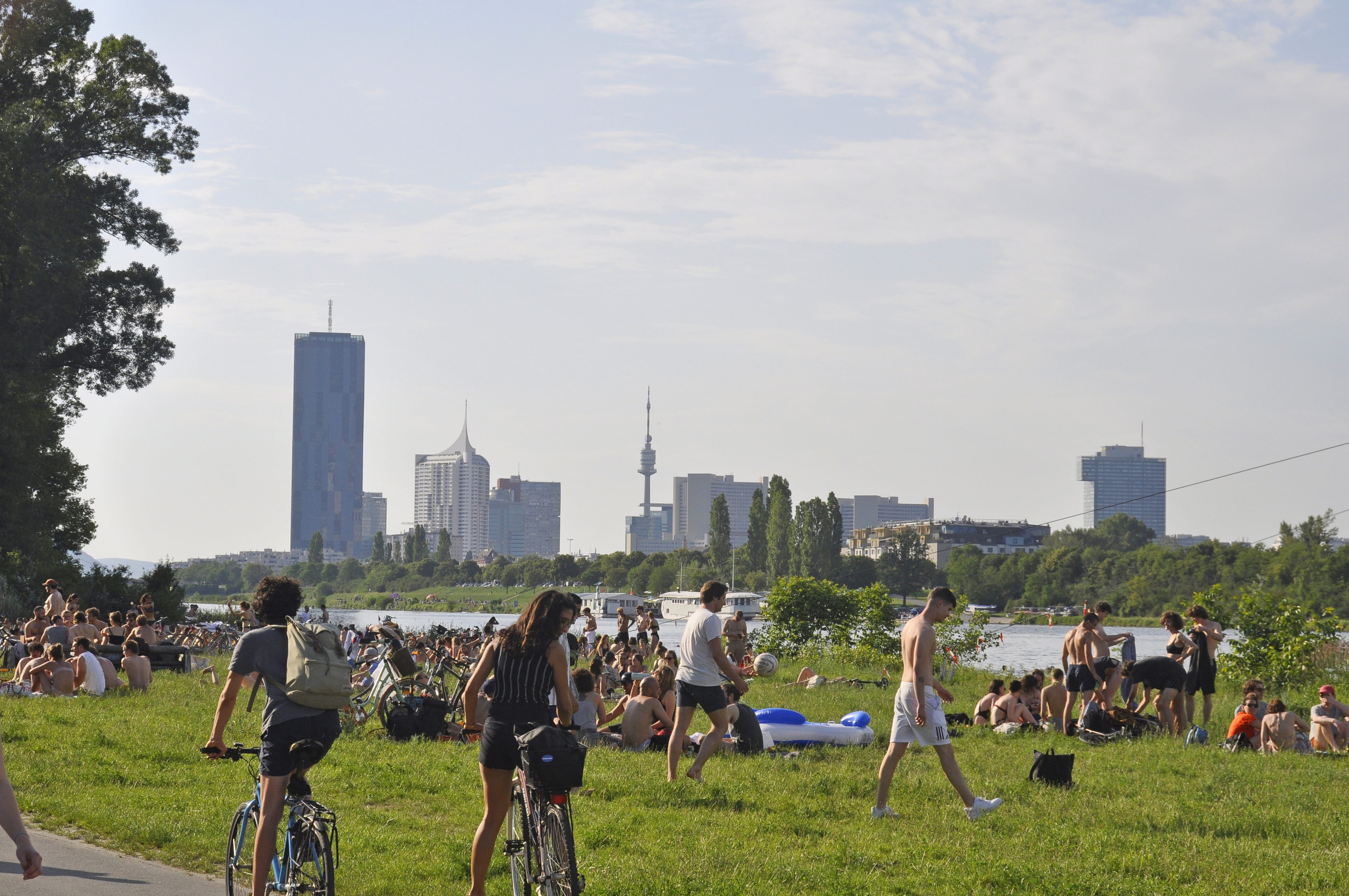 Viele Badegäste nützen das sommerliche Wetter und stürmen die Neue Donau und die Donauinsel