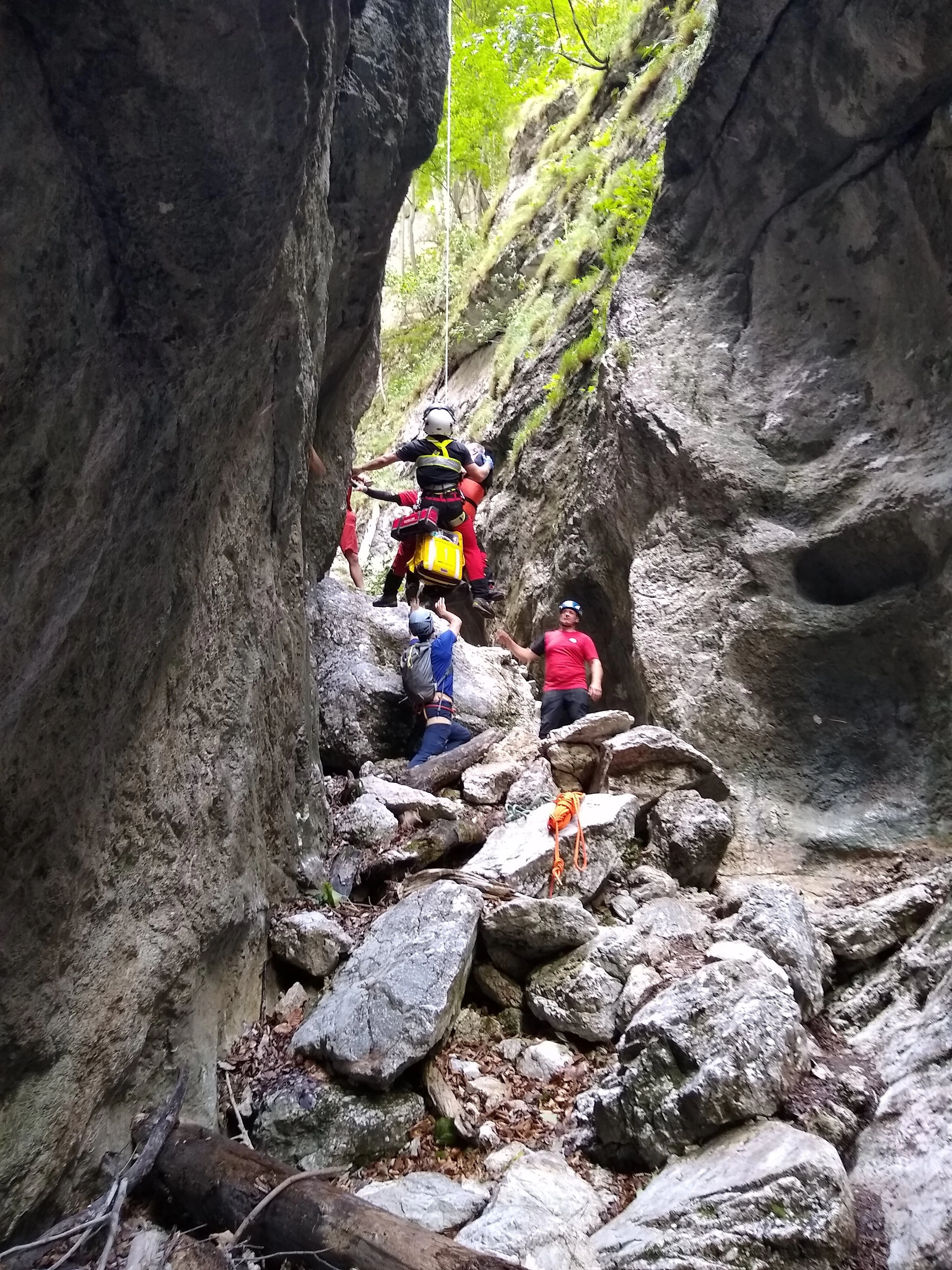 Die Bergretter im Einsatz in der engen Schlucht.
