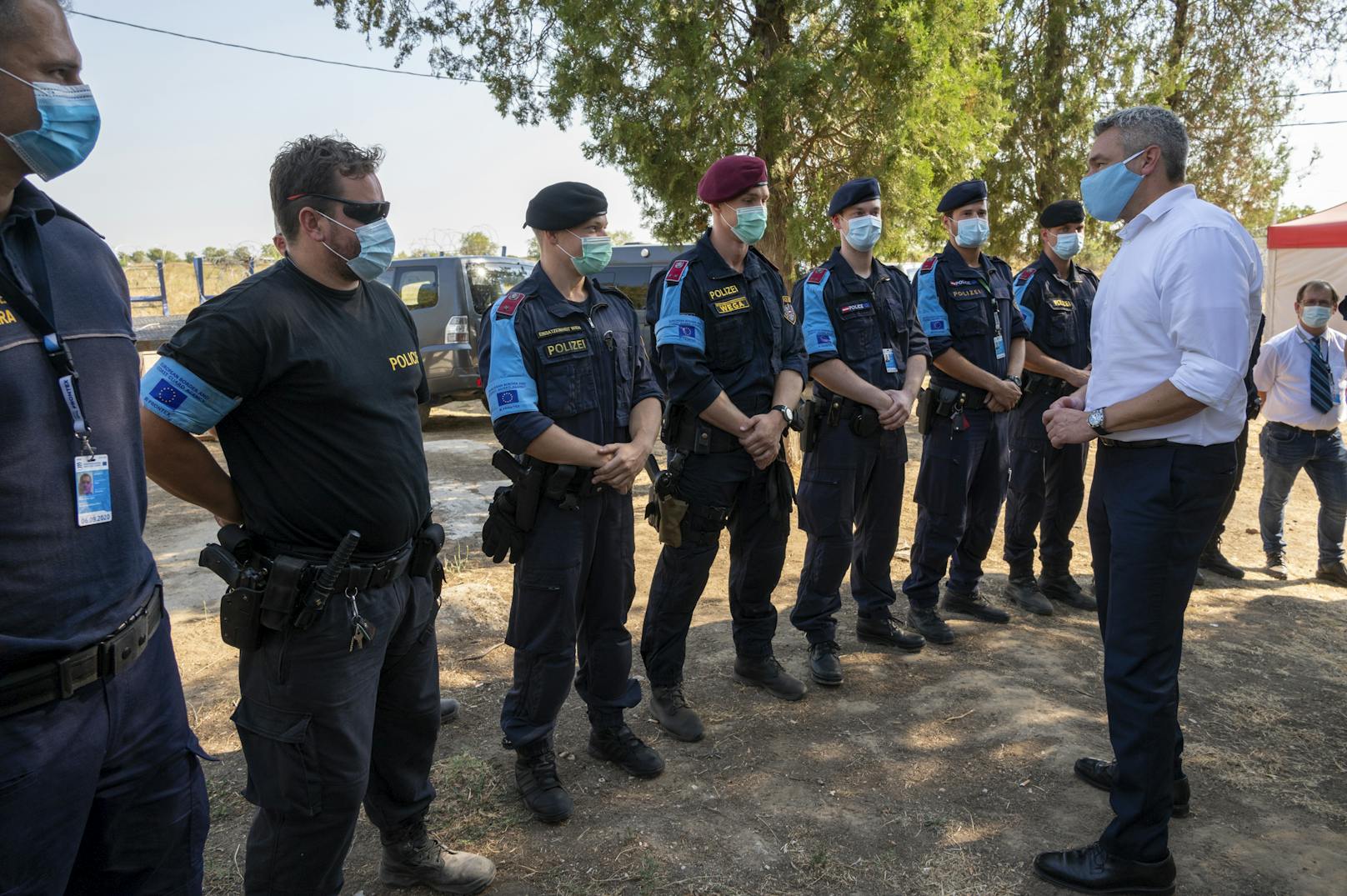 Innenminister Karl Nehammer besuchte am Dienstag Polizisten an der griechisch-türkischen Grenze.