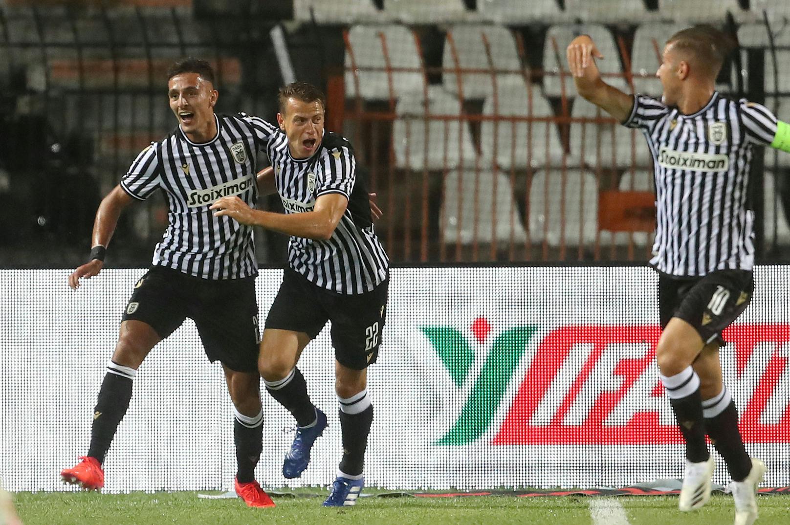 Stefan Schwab feiert den Aufstieg mit PAOK Saloniki. 
