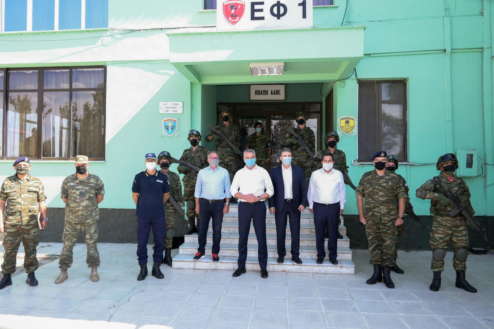 Innenminister Karl Nehammer besuchte am Dienstag Polizisten an der griechisch-türkischen Grenze.