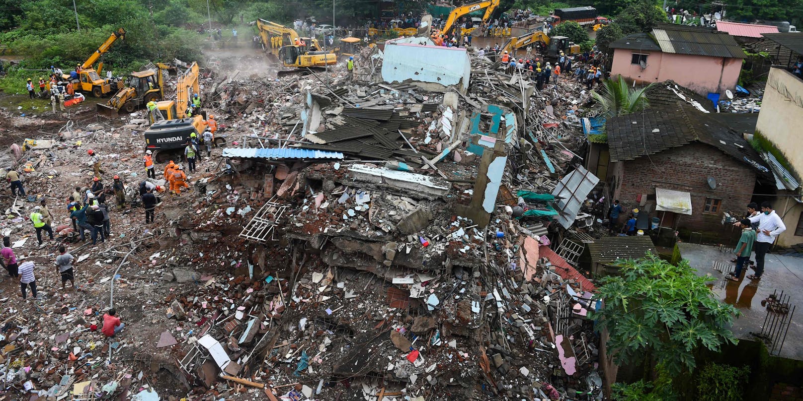 Das fünfstöckige Wohnhaus in der indischen Stadt Mahad südlich von Mumbai war am Montag nur noch ein Trümmerhaufen. 