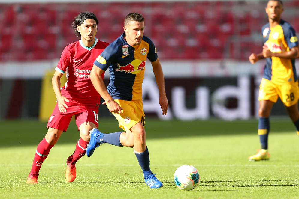 Takumi Minamino gegen Zlatko Junuzovic.