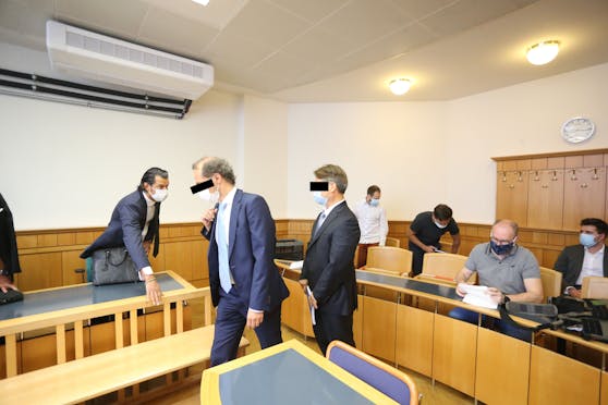 Zwei Ärzte wegen fahrlässiger Körperverletzung vor Gericht.