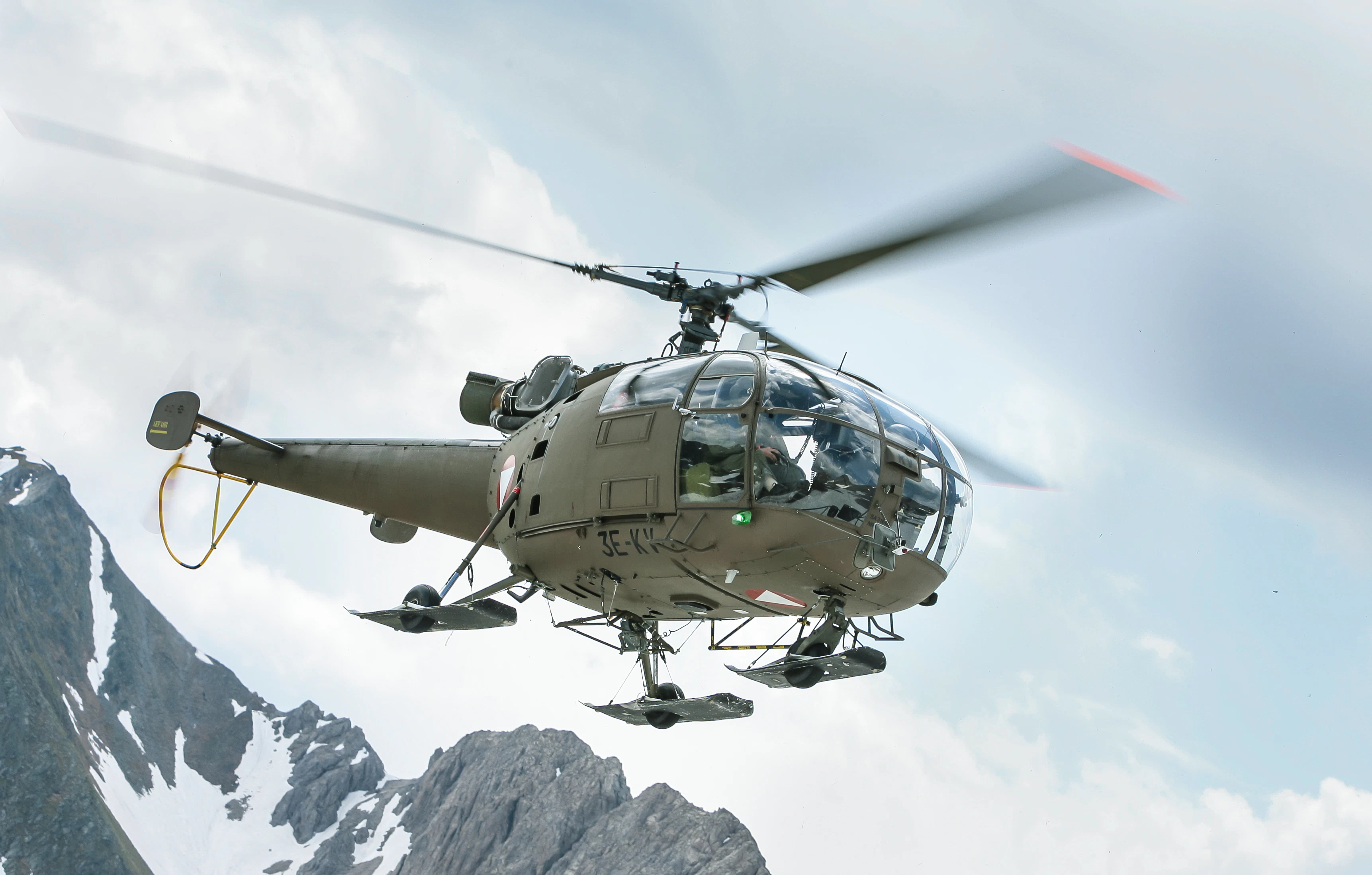 Eine Alouette III des Österreichischen Bundesheeres während einer Übung im Hochgebirge