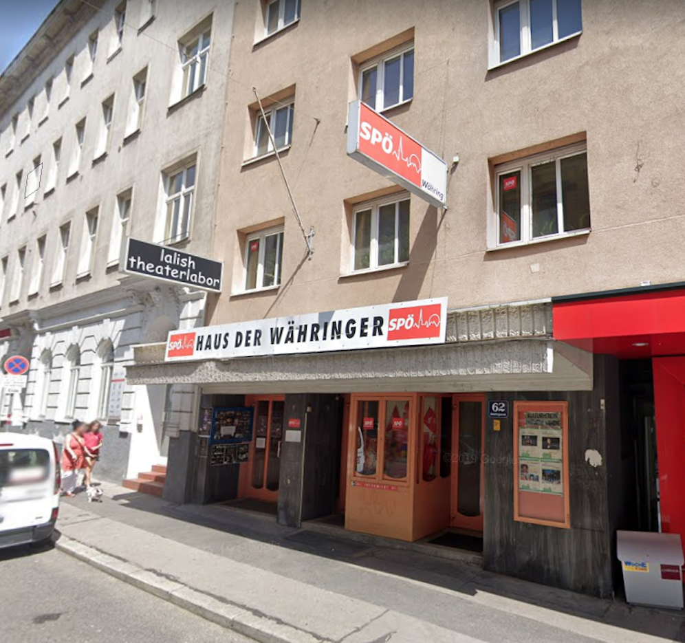 Das SPÖ-Lokal wurde mit Sticker verunstaltet.