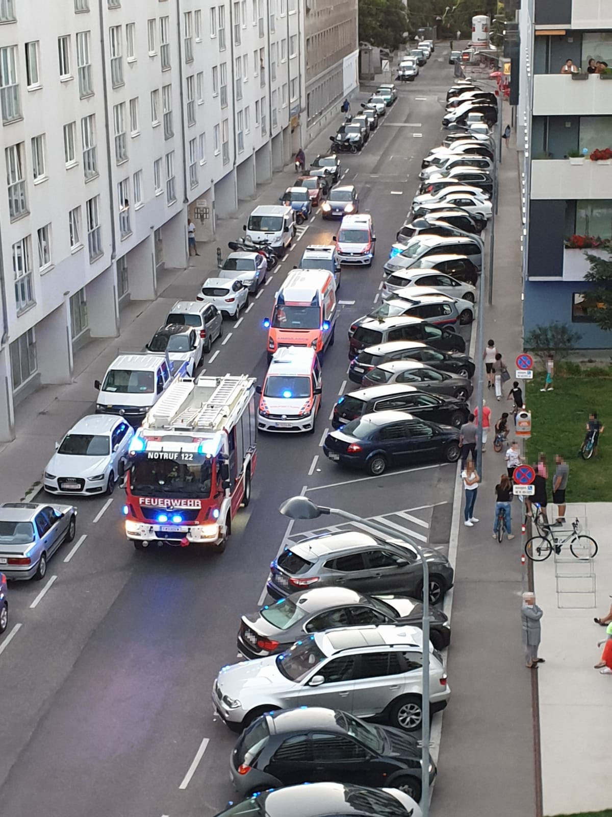 Die Rettung und Feuerwehr kamen zu dem Einsatz.