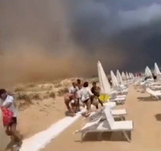 Badegäste flüchten am Strand von Pescoluse.