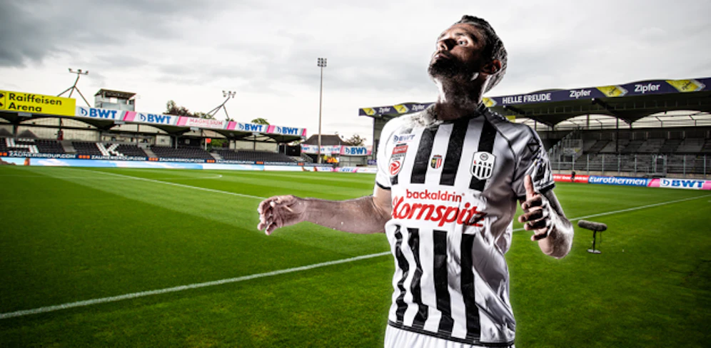 Der LASK (im Bild James Holland) stellte am Mittwoch sein neues Trikot vor.