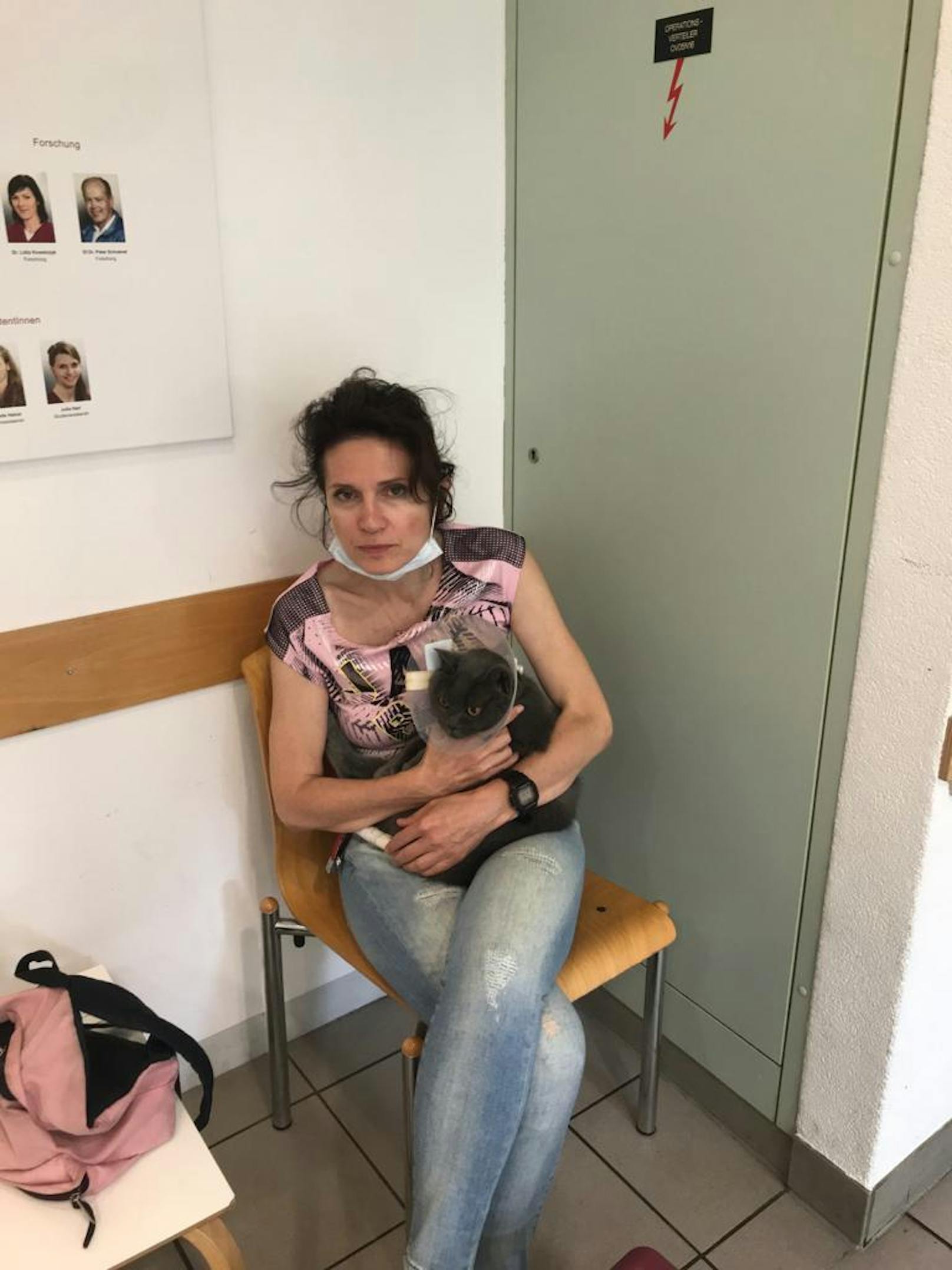 Astrid Wagner mit Katze "Sissy" im Wartezimmer des Tierarztes.