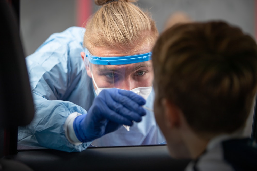 In einem Corona-Drive-In wird ein Rachenabstrich gemacht. Symbolbild