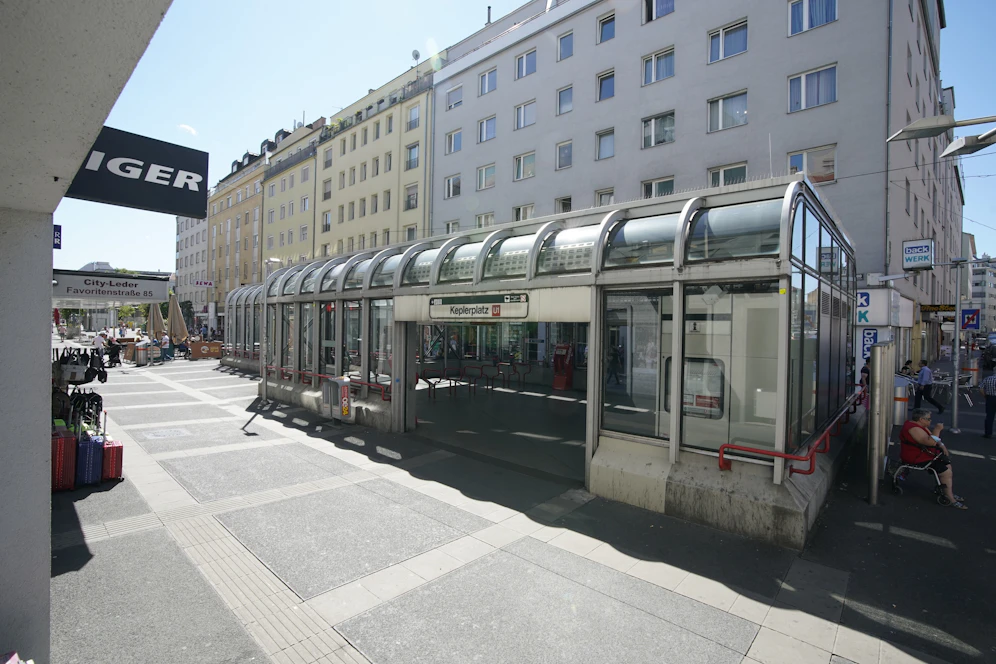 Die Wienerin rettete sich bei strömenden Regen in die U-Bahn-Station.