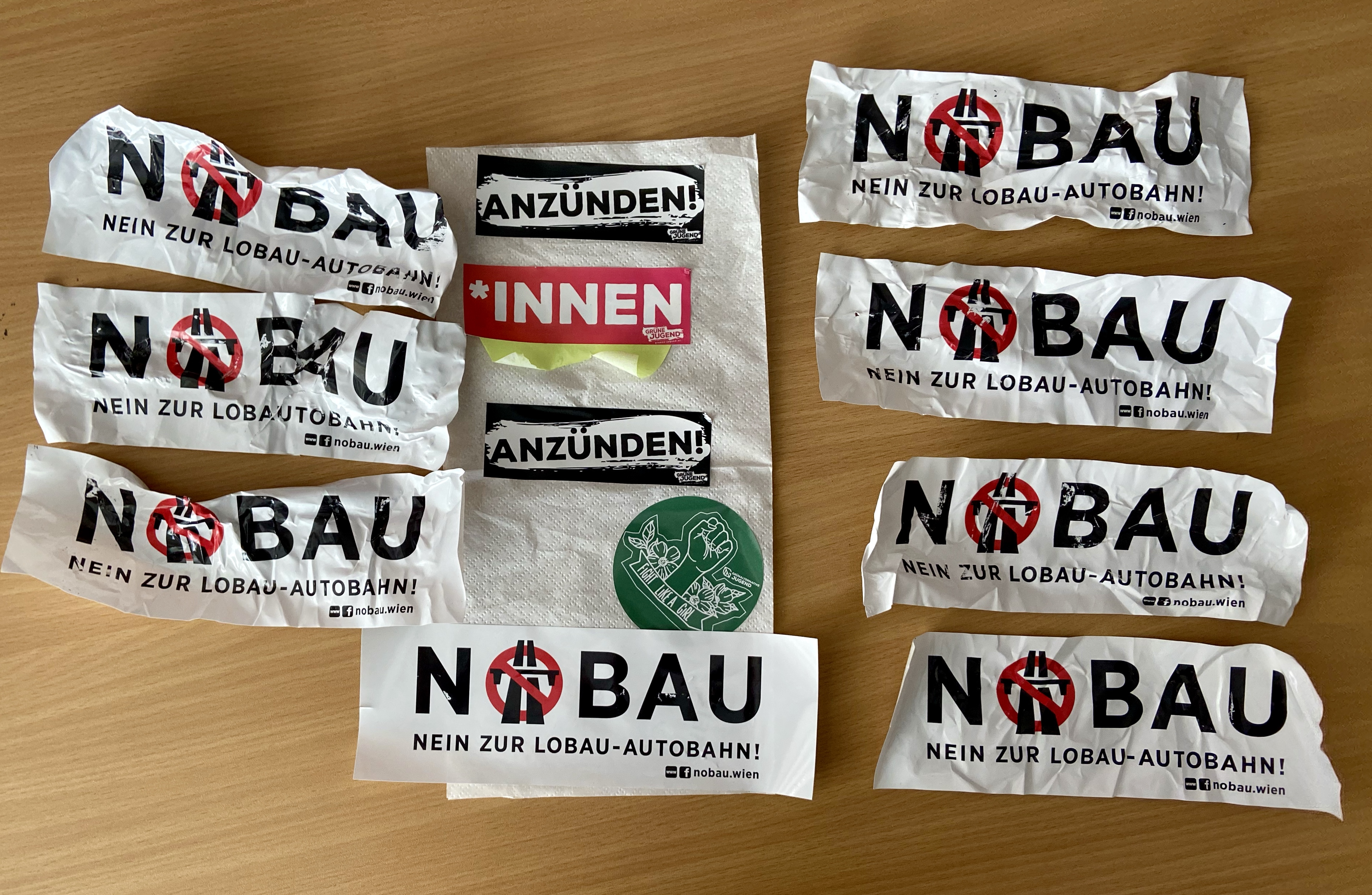 Mit diesen Stickern wurde das SPÖ-Lokal in Währing verunstaltet.